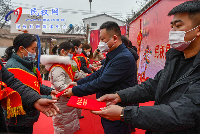 民權(quán)縣人和鎮(zhèn)舉辦鄉(xiāng)村春節(jié)聯(lián)歡會喜迎新春