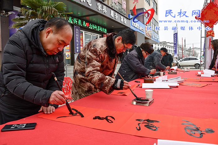 民權(quán)縣人和鎮(zhèn)開展“踐行二十大·奮進(jìn)新征程” 2023年義寫春聯(lián)活動