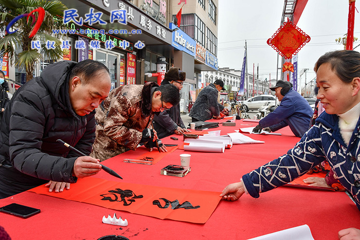 民權(quán)縣人和鎮(zhèn)開展“踐行二十大·奮進(jìn)新征程” 2023年義寫春聯(lián)活動