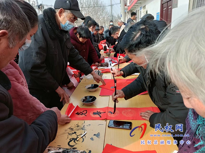 野崗鎮(zhèn)組織全鎮(zhèn)書法愛好者集中開展“踐行二十大、奮進(jìn)新征程”——2023義寫春聯(lián)活動