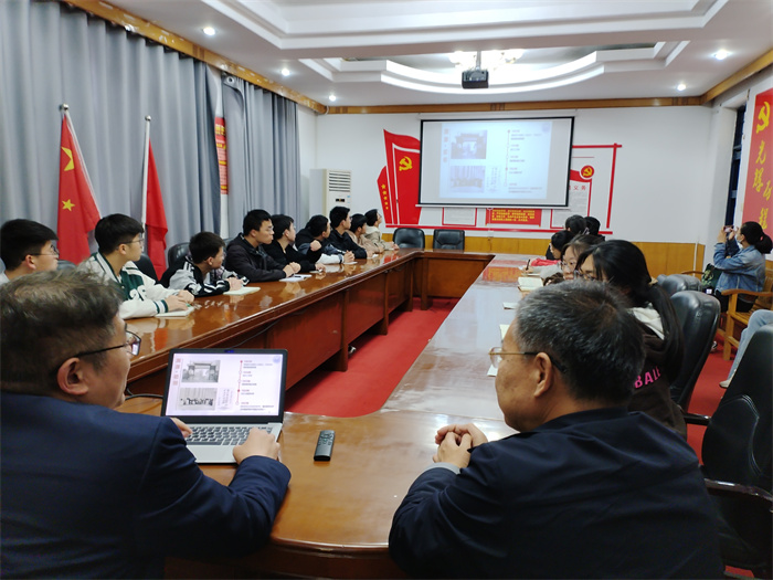   民權(quán)博士團(tuán)成員、上海同濟(jì)大學(xué)教授朱京濤招生工作組到民權(quán)縣高級(jí)中學(xué)開展招生宣講活動(dòng)