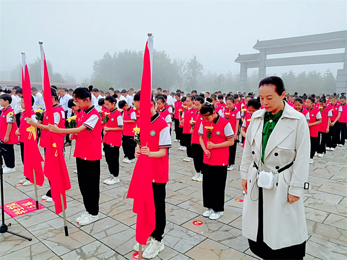 緬懷革命先烈  弘揚革命精神  ——民權縣第三小學組織少先隊員參加2023年民權縣烈士紀念日公祭活動