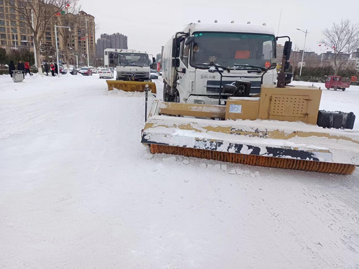 城管局民潔公司積極應對冰凍雨雪天氣