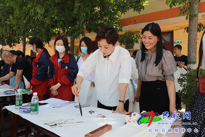 鄭州市書法家協(xié)會、鄭州市青年書法家協(xié)會開展中華優(yōu)秀傳統(tǒng)文化書法進校園暨捐贈活動