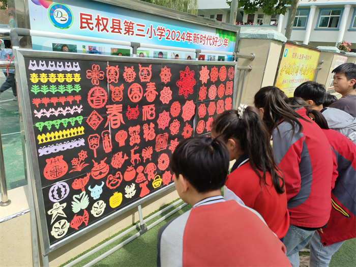 傳統(tǒng)藝術(shù)生根校園   妙剪生花綻放光彩 ——民權(quán)縣第三小學(xué)舉辦慶六一“妙剪生花”剪紙作品展