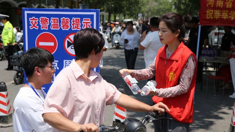 民權(quán)縣圖書館組織開展 “閱讀點(diǎn)亮未來·助力高考夢想”志愿服務(wù)活動(dòng)