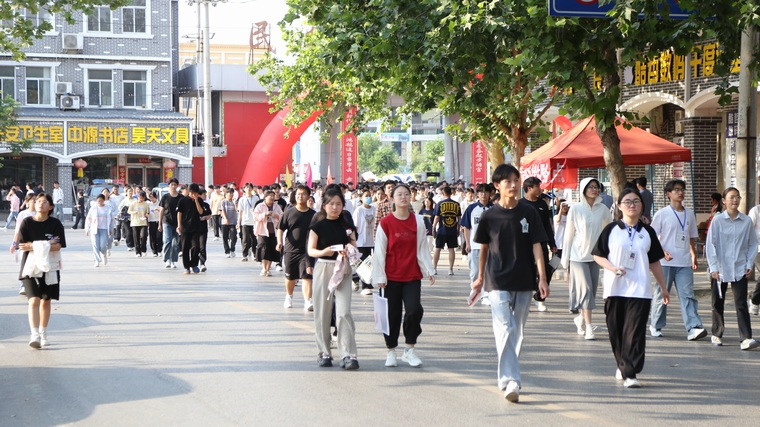 民權(quán)縣圖書館組織開展 “閱讀點(diǎn)亮未來·助力高考夢想”志愿服務(wù)活動(dòng)