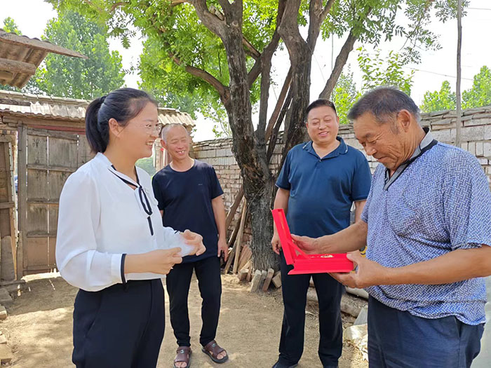 王橋鎮(zhèn)：“光榮在黨50年”紀念章送到家