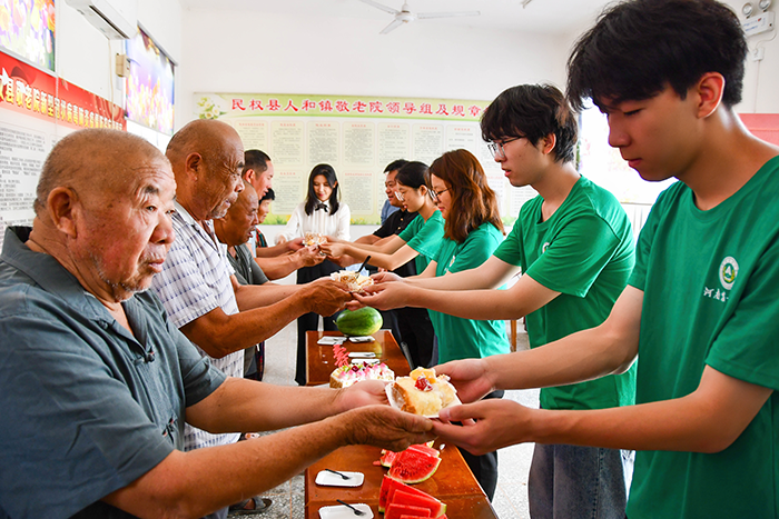 河南農(nóng)業(yè)大學學子走進人和鎮(zhèn)敬老院