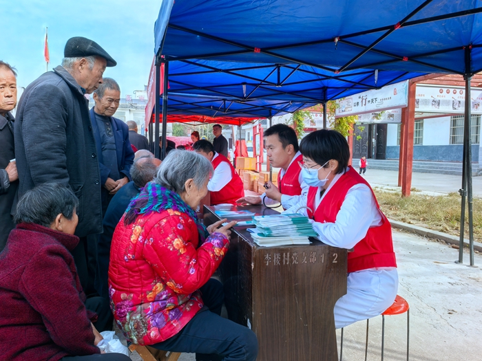 河南大學(xué)第一附屬醫(yī)院醫(yī)療服務(wù)隊(duì)到莊子鎮(zhèn)開(kāi)展義診服務(wù)活動(dòng)